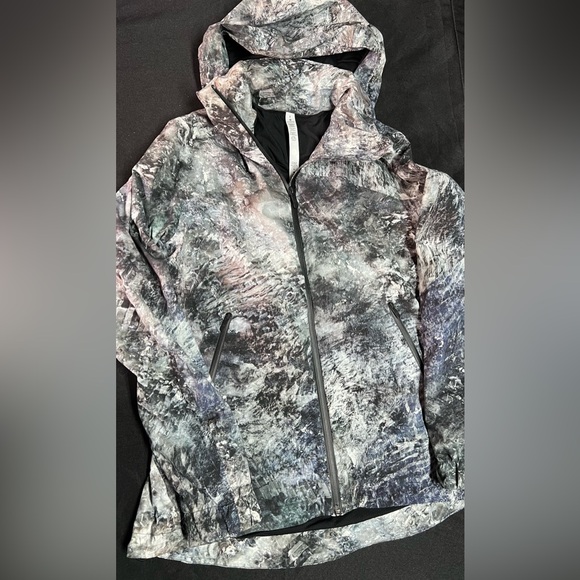 Lululemon jacket! Rare print! Excellent condition! Size 8 - Picture 1 of 3